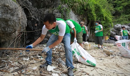100 bạn trẻ làm sạch bãi biển Hạ Long