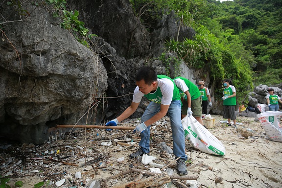 100 bạn trẻ làm sạch bãi biển Hạ Long
