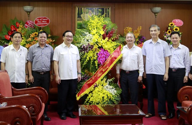 Bí thư Thành ủy Hoàng Trung Hải chúc mừng Ban Tuyên giáo Trung ương và các cơ quan báo chí