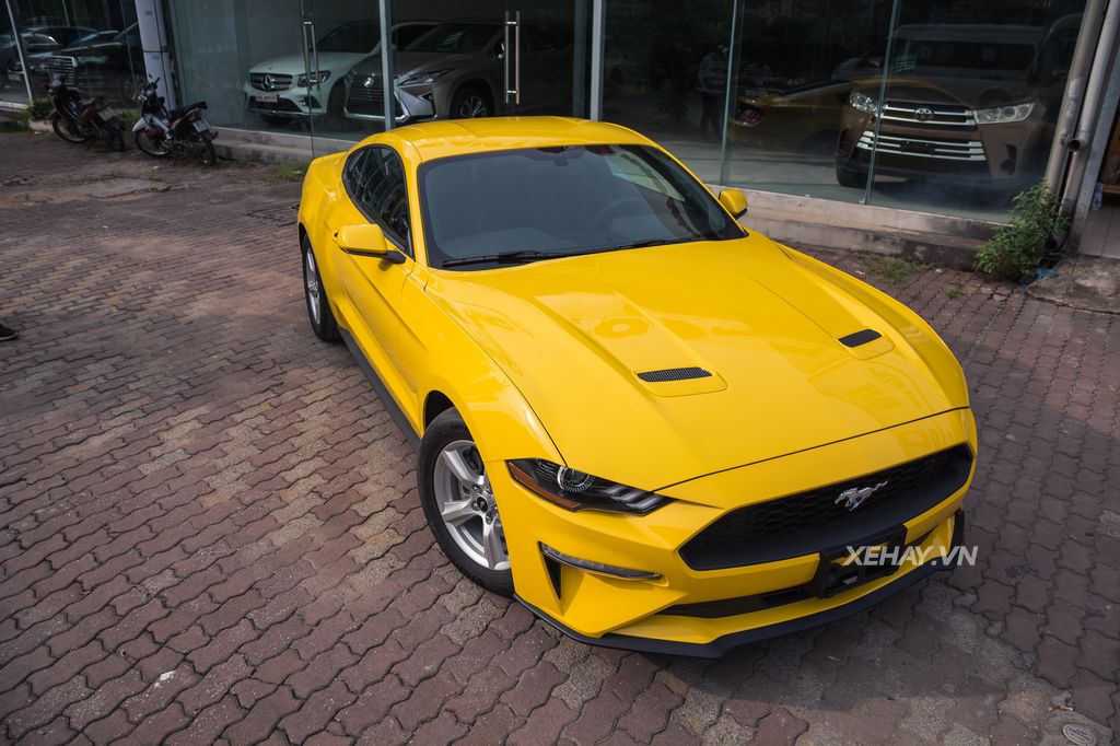 Ford Mustang 2018 màu vàng mới về Hà Nội đã có chủ