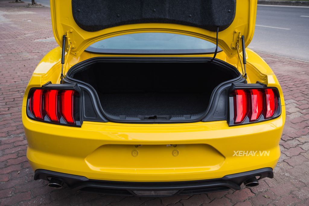 Ford Mustang 2018 màu vàng mới về Hà Nội đã có chủ