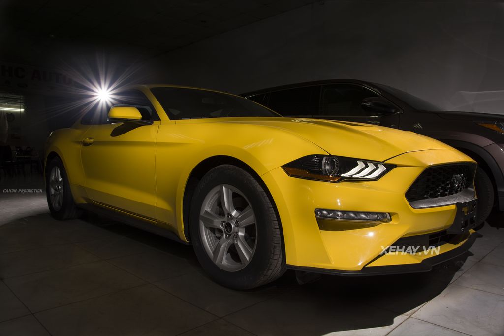 Ford Mustang 2018 màu vàng mới về Hà Nội đã có chủ