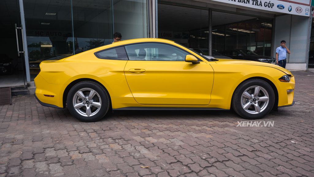 Ford Mustang 2018 màu vàng mới về Hà Nội đã có chủ