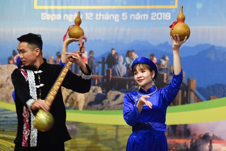 Hà Nội nóng như thiêu, du khách lên Fansipan check-in vườn hướng dương lớn nhất miền Bắc