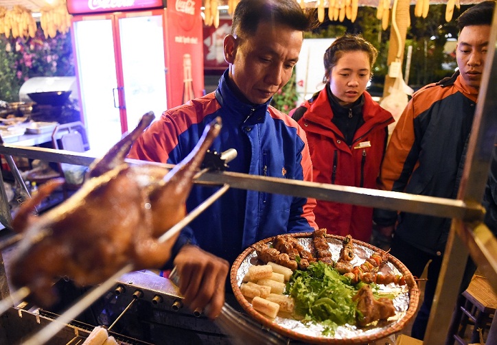 Hà Nội nóng như thiêu, du khách lên Fansipan check-in vườn hướng dương lớn nhất miền Bắc