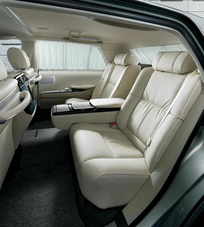 Toyota Century 2018 sang trọng như Rolls-Royce nhưng giá chỉ rẻ bằng một nửa
