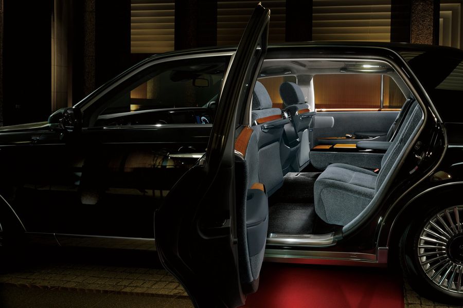 Toyota Century 2018 sang trọng như Rolls-Royce nhưng giá chỉ rẻ bằng một nửa