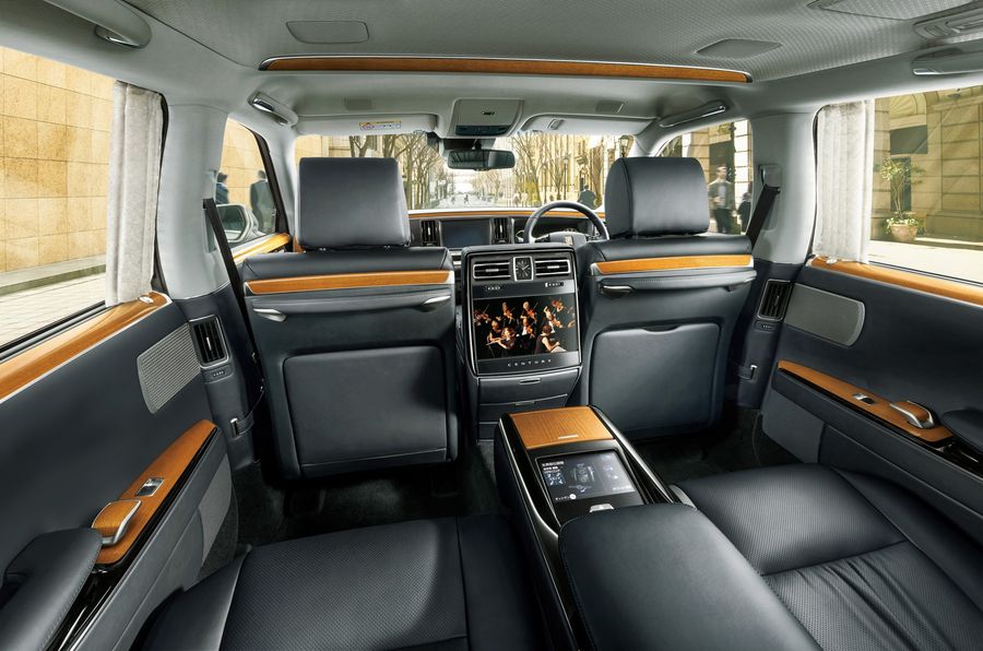 Toyota Century 2018 sang trọng như Rolls-Royce nhưng giá chỉ rẻ bằng một nửa