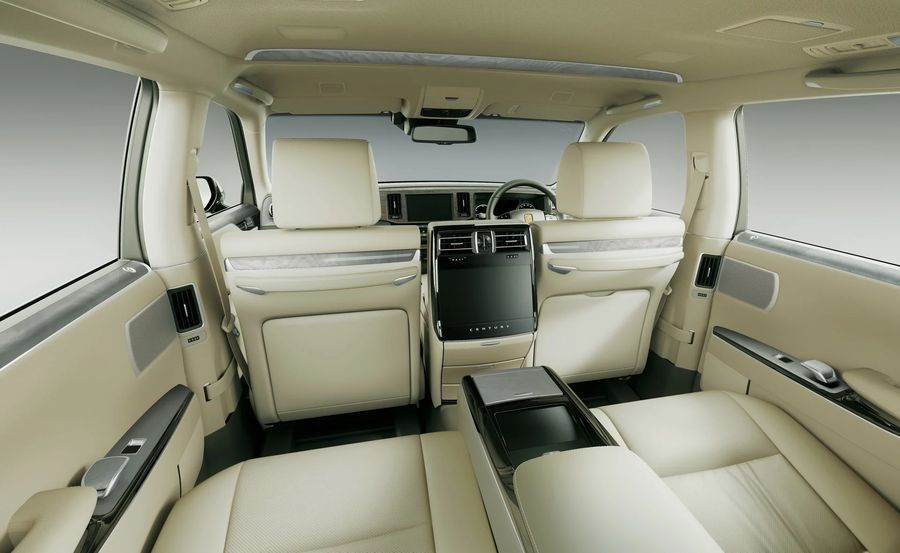 Toyota Century 2018 sang trọng như Rolls-Royce nhưng giá chỉ rẻ bằng một nửa