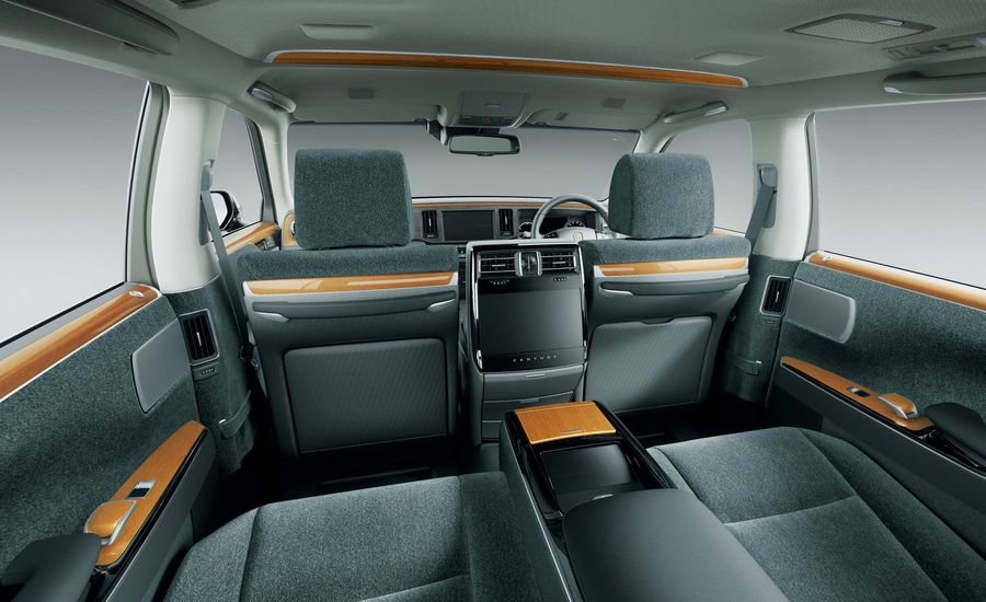 Toyota Century 2018 sang trọng như Rolls-Royce nhưng giá chỉ rẻ bằng một nửa