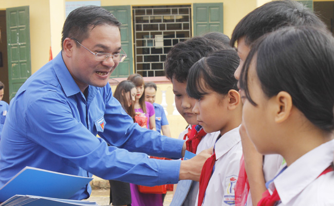 Tuổi trẻ Cụm Đồng bằng sông Hồng tặng sân chơi cho thiếu nhi huyện Chương Mỹ