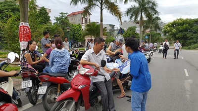 Phụ huynh ngóng con tại các điểm thi tốt nghiệp THPT quốc gia