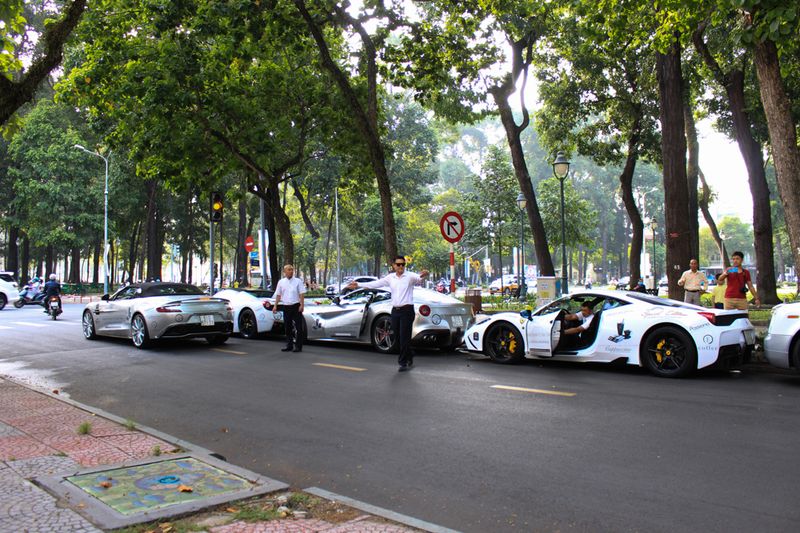 Đoàn siêu xe của đại gia Trung Nguyên diễu hành, khởi động cho 