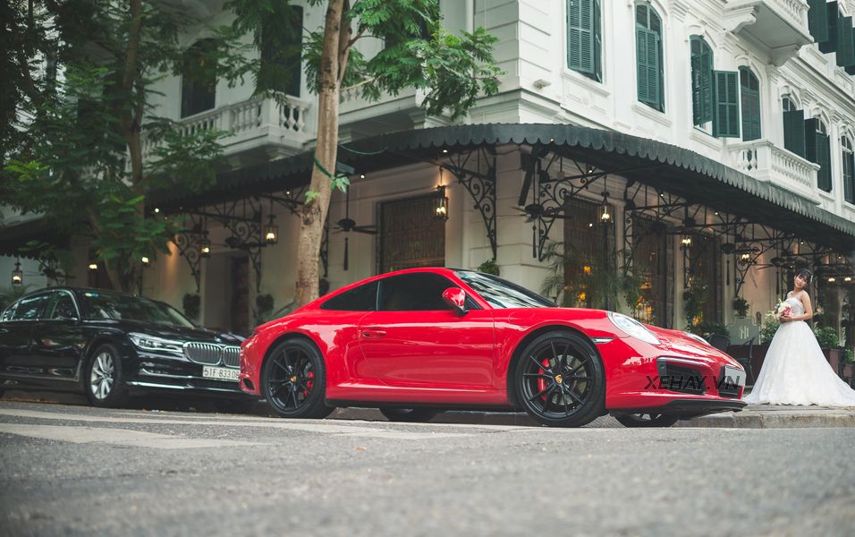 Hà Nội: Porsche 911 Carrera đỏ rực xuống phố cuối tuần