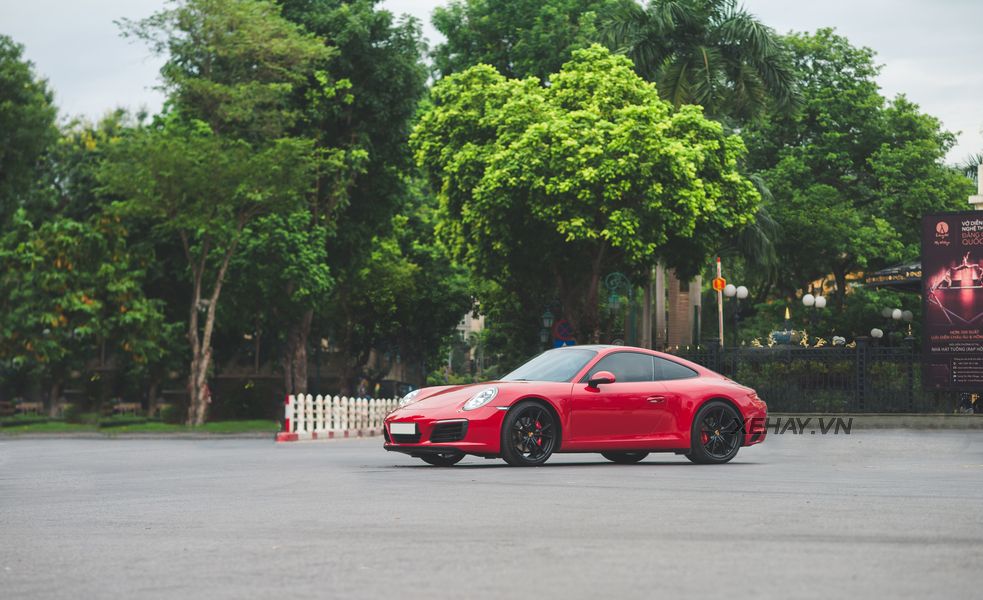 Hà Nội: Porsche 911 Carrera đỏ rực xuống phố cuối tuần