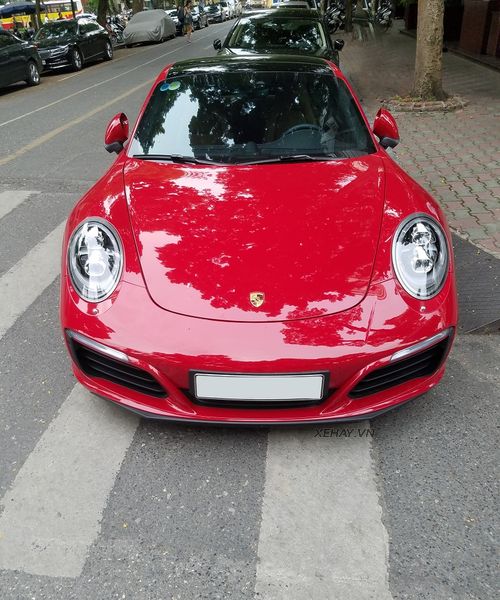 Hà Nội: Porsche 911 Carrera đỏ rực xuống phố cuối tuần