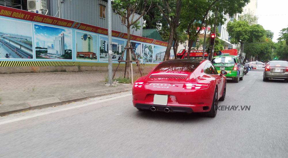 Hà Nội: Porsche 911 Carrera đỏ rực xuống phố cuối tuần