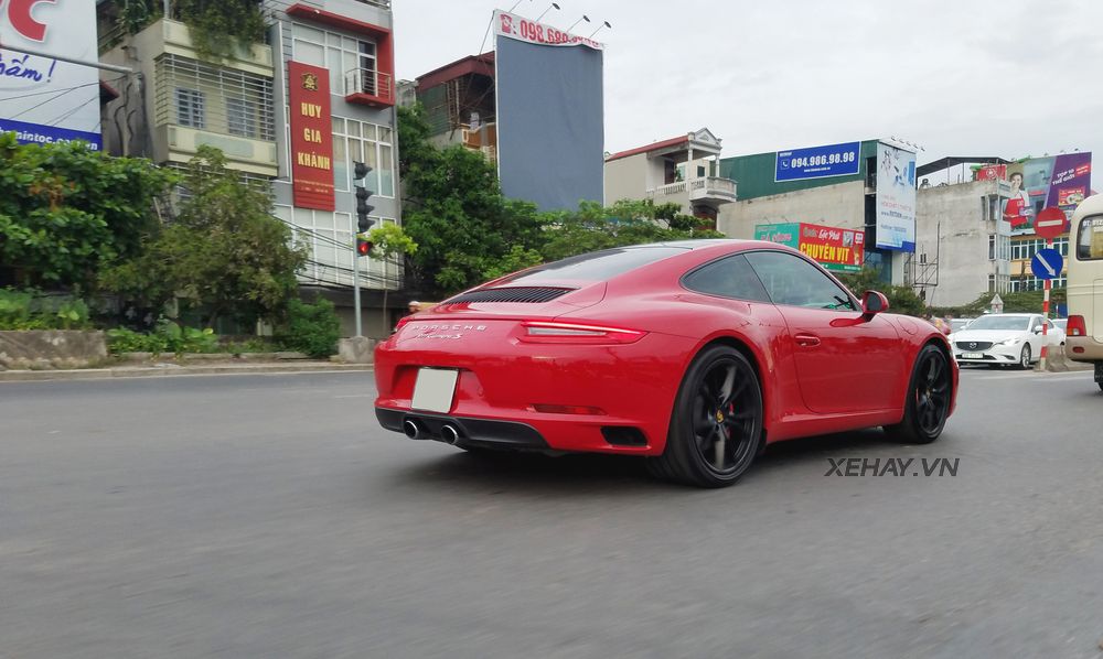 Hà Nội: Porsche 911 Carrera đỏ rực xuống phố cuối tuần