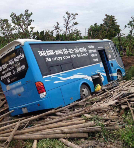 Thái Bình: Xe khách đấu đầu xe con khiến 2 người tử vong tại chỗ