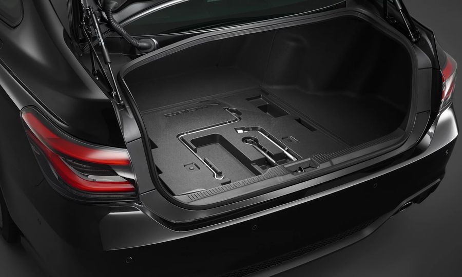 Sedan hạng sang Toyota Crown thế hệ mới chính thức ra mắt, giá từ 963 triệu VNĐ