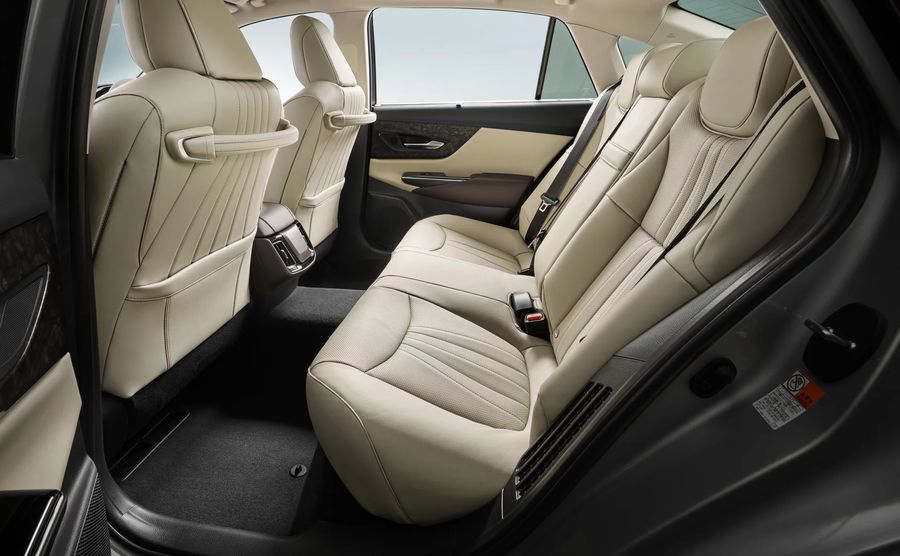 Sedan hạng sang Toyota Crown thế hệ mới chính thức ra mắt, giá từ 963 triệu VNĐ