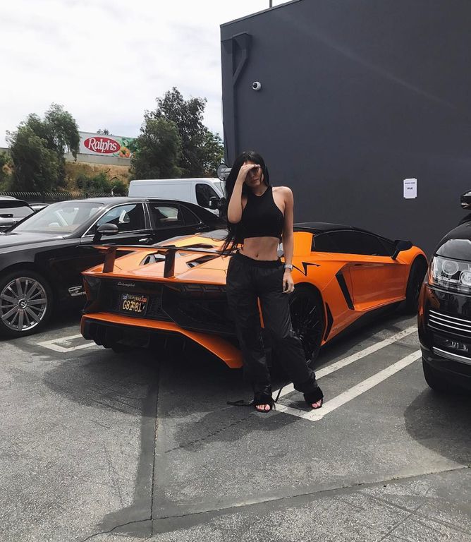 Điểm mặt dàn xế siêu khủng của em út Kim siêu vòng ba - Kylie Jenner