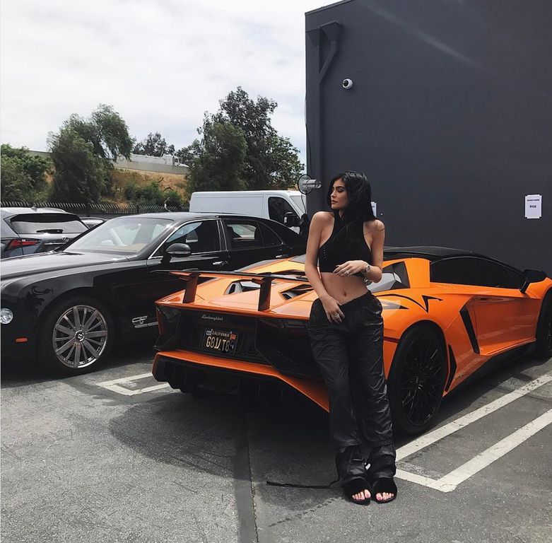 Điểm mặt dàn xế siêu khủng của em út Kim siêu vòng ba - Kylie Jenner