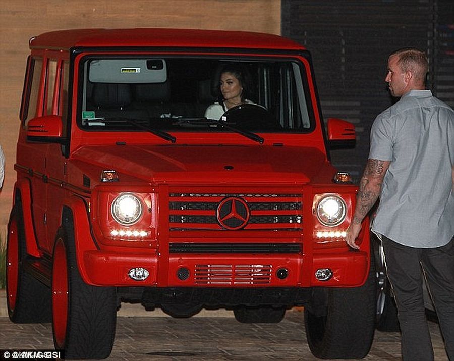 Điểm mặt dàn xế siêu khủng của em út Kim siêu vòng ba - Kylie Jenner