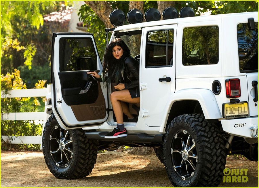 Điểm mặt dàn xế siêu khủng của em út Kim siêu vòng ba - Kylie Jenner