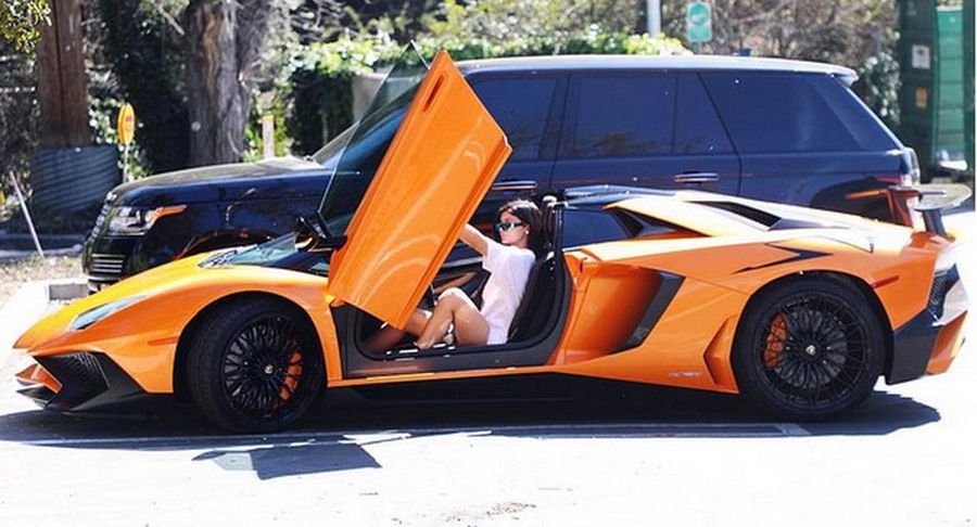 Điểm mặt dàn xế siêu khủng của em út Kim siêu vòng ba - Kylie Jenner