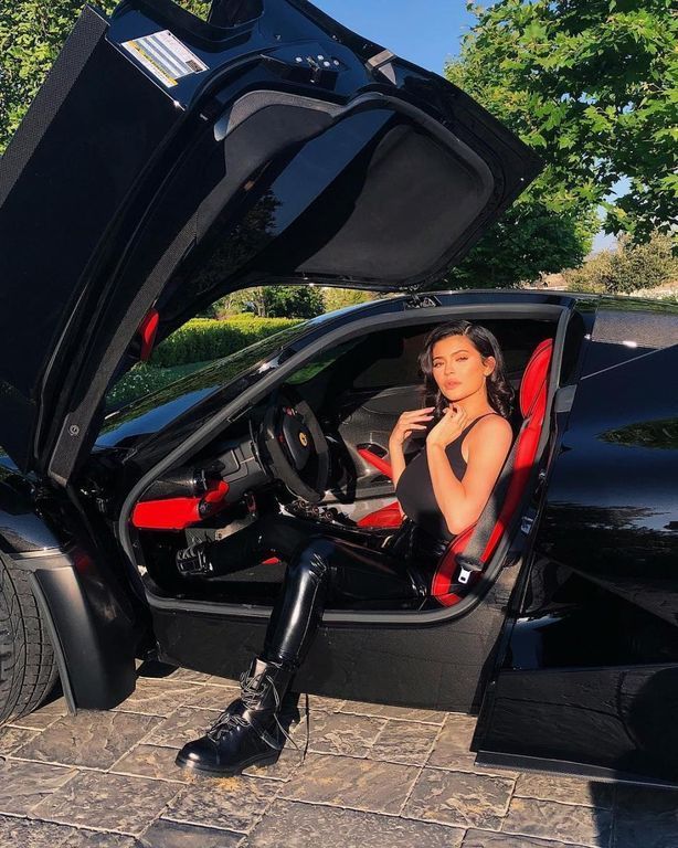 Điểm mặt dàn xế siêu khủng của em út Kim siêu vòng ba - Kylie Jenner