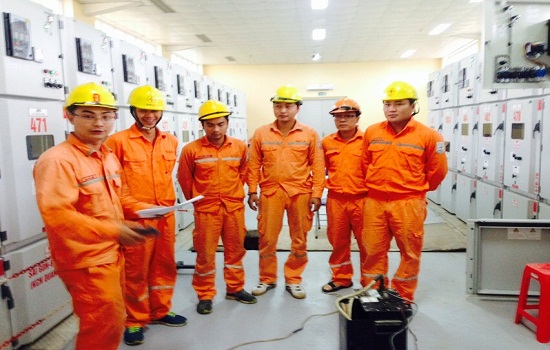 CBCNV Công ty lưới điện Cao thế miền Bắc kiểm tra thiết bị trước khi đóng điện
