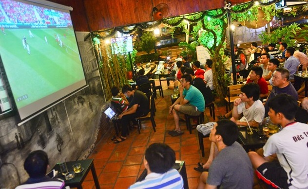 Vợ chồng trẻ lục đục vì World Cup