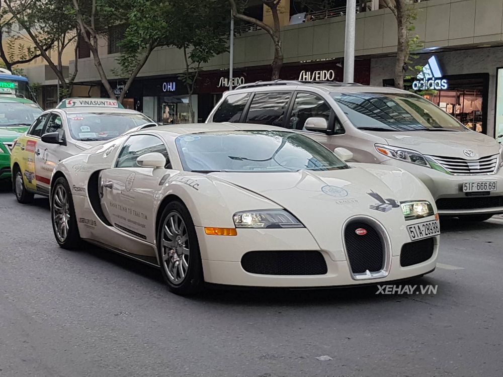 Chưa thỏa sức với Roadshow, Bugatti Veyron một mình