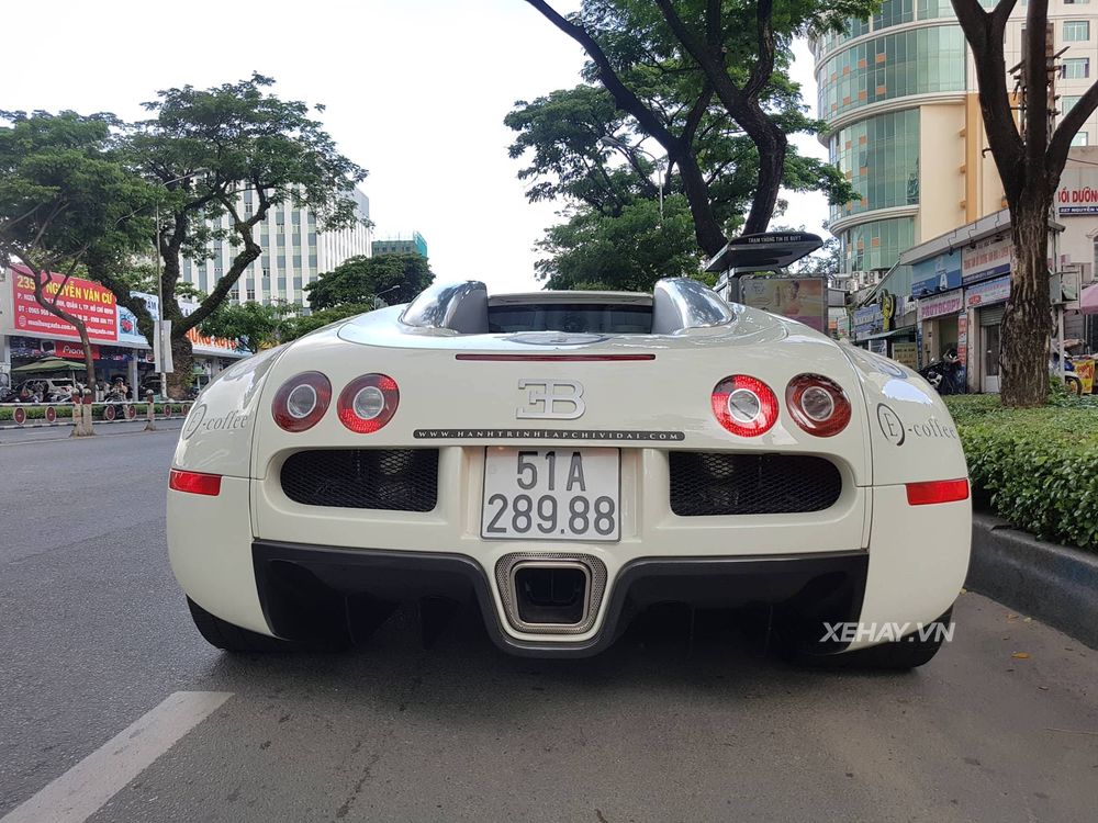 Chưa thỏa sức với Roadshow, Bugatti Veyron một mình 