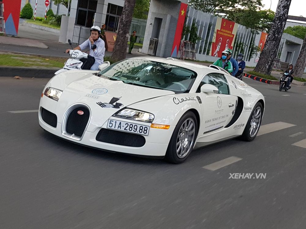 Chưa thỏa sức với Roadshow, Bugatti Veyron một mình 