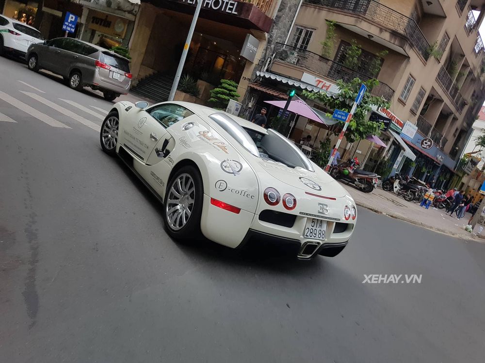 Chưa thỏa sức với Roadshow, Bugatti Veyron một mình 