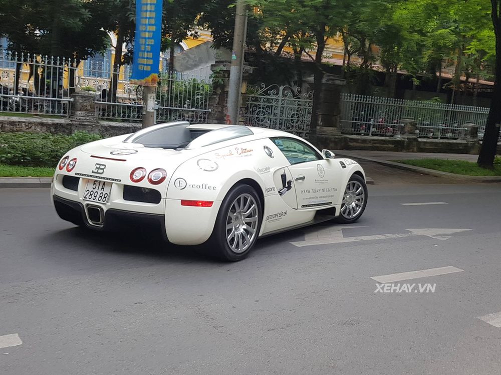 Chưa thỏa sức với Roadshow, Bugatti Veyron một mình 