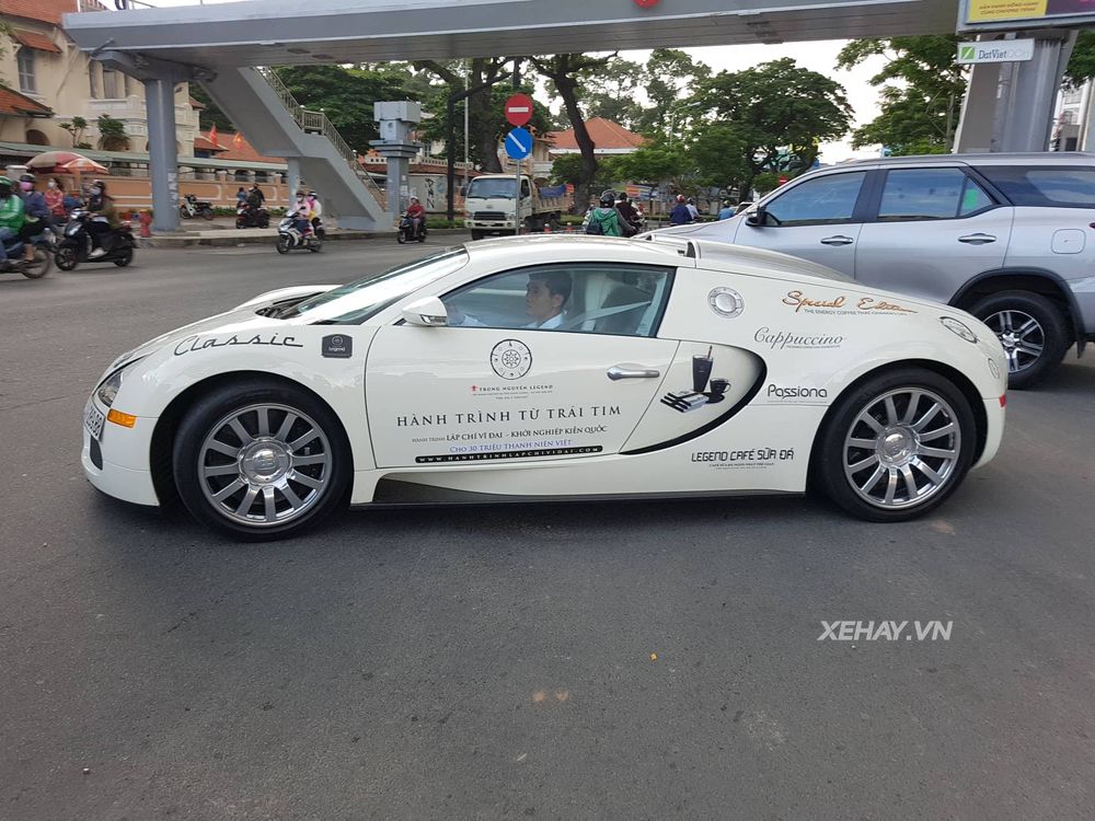 Chưa thỏa sức với Roadshow, Bugatti Veyron một mình 