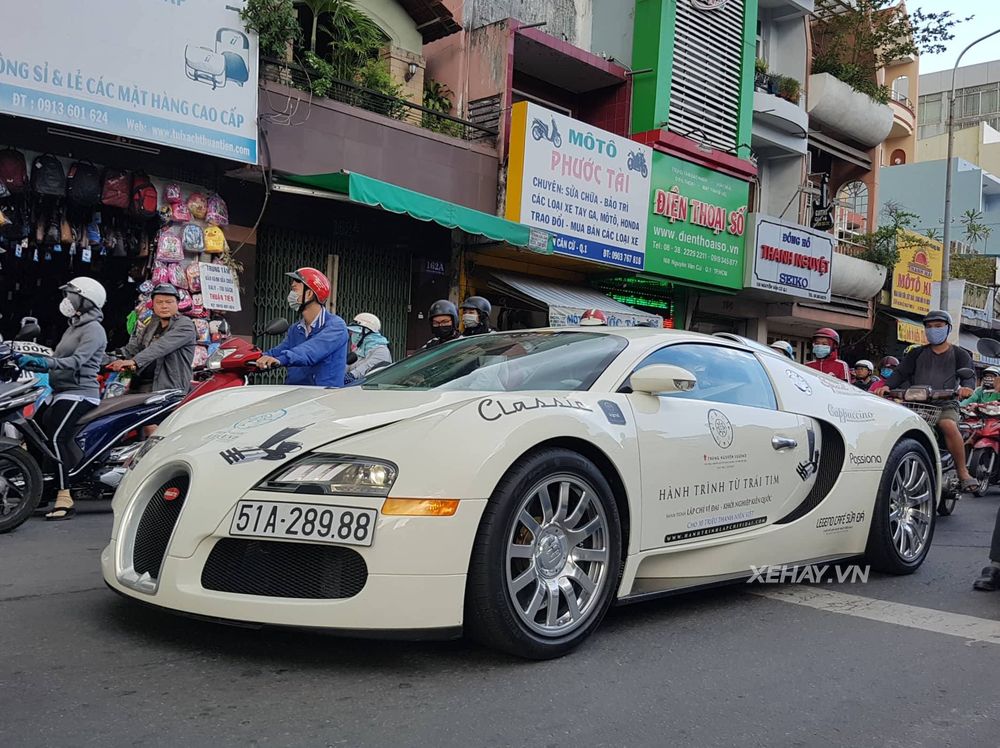 Chưa thỏa sức với Roadshow, Bugatti Veyron một mình 