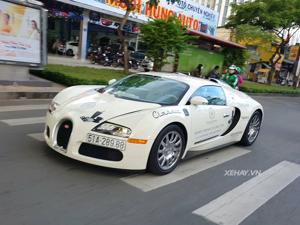 Chưa thỏa sức với Roadshow, Bugatti Veyron một mình 