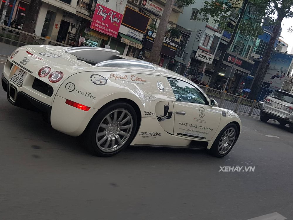 Chưa thỏa sức với Roadshow, Bugatti Veyron một mình 