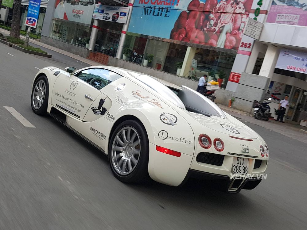 Chưa thỏa sức với Roadshow, Bugatti Veyron một mình 