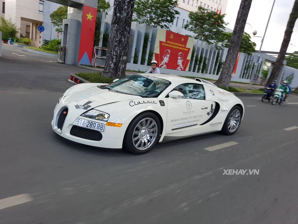 Chưa thỏa sức với Roadshow, Bugatti Veyron một mình 