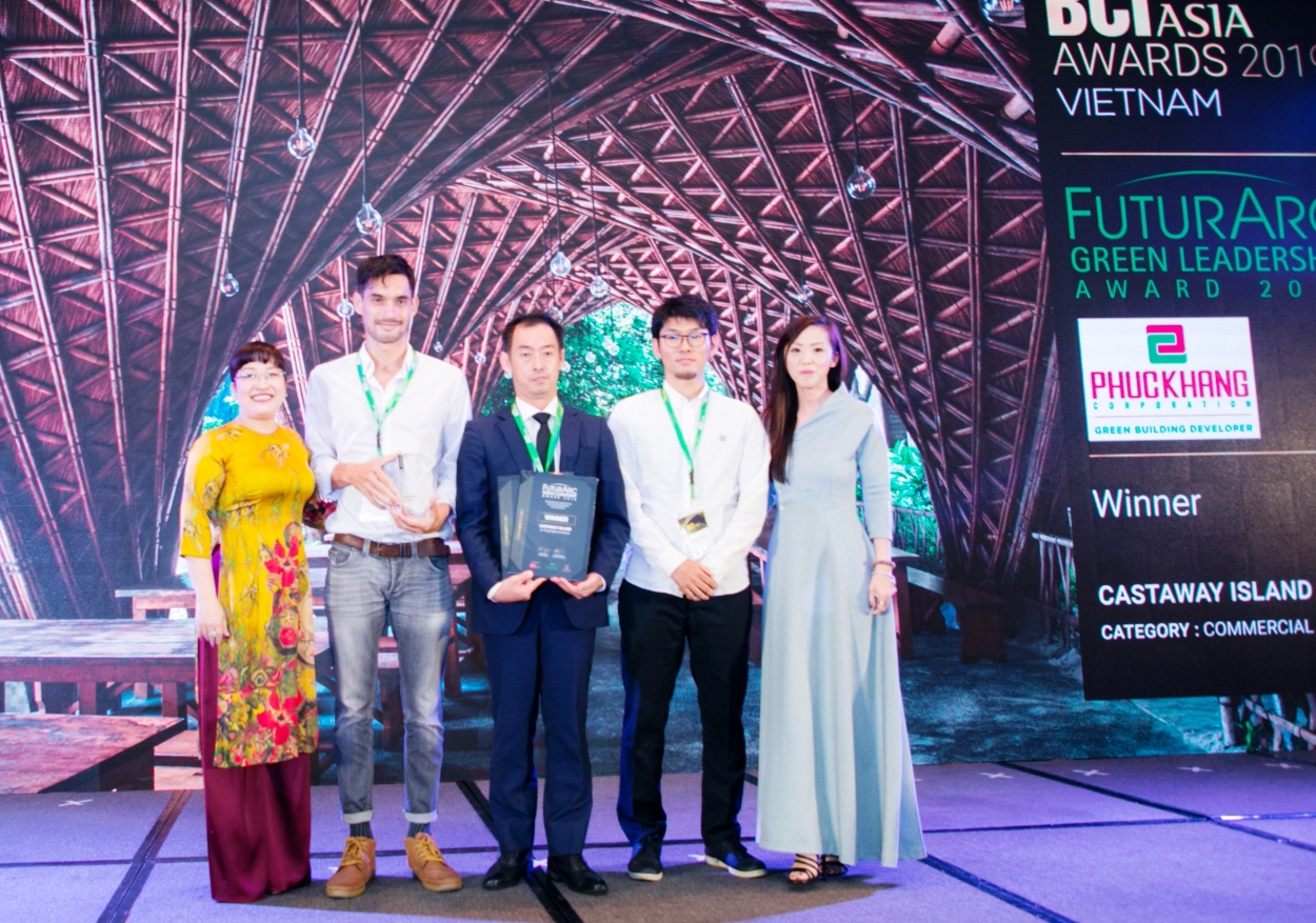 Bà Lưu Thị Thanh Mẫu (áo vàng) – Tổng Giám đốc Phuc Khang Corporation trao giải FuturArc Green Leadership Award cho các thí sinh đạt giải