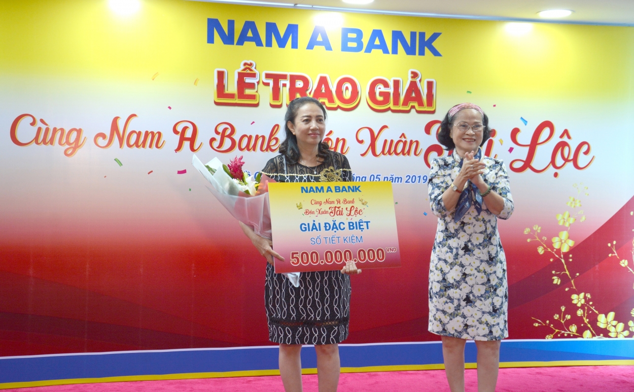 : Bà Triệu Kim Cân – Trưởng Ban Kiểm soát Nam A Bank trao Giải đặc biệt cho chị Phạm Việt Tiên