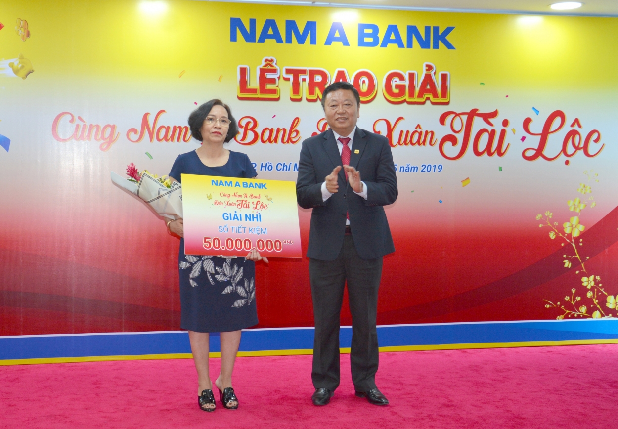 Chị Trần Thị Kim may mắn nhận Giải nhì sổ tiết kiệm trị giá 50 triệu đồng từ Nam A Bank