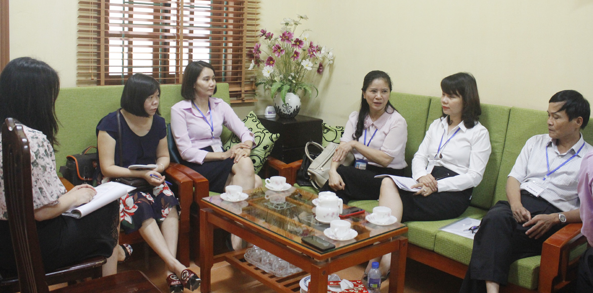 Đoàn kiểm tra của Ban chỉ đạo thi quận Hà Đông nghe báo cáo về công tác chuẩn bị trước kỳ thi