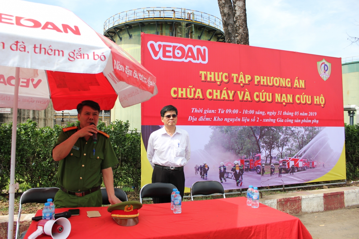 Trung tá Lê Quang Bằng - Phó Trưởng công an huyện Long Thành hướng dẫn chỉ đạo chữa cháy và cứu nạn cứu hộ