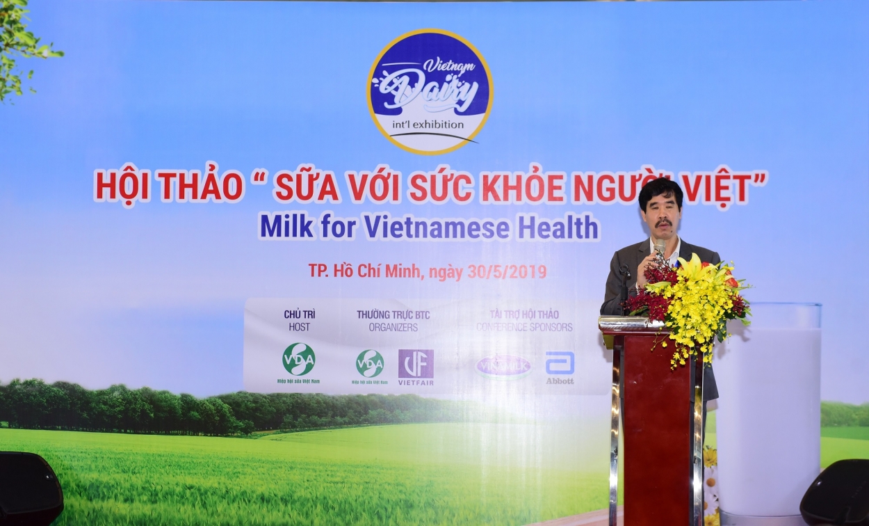 Ông Nguyễn Quốc Khánh – Giám đốc Điều hành Vinamilk chia sẻ những thông tin bổ ích tới người tiêu dùng tham gia hội thảo.